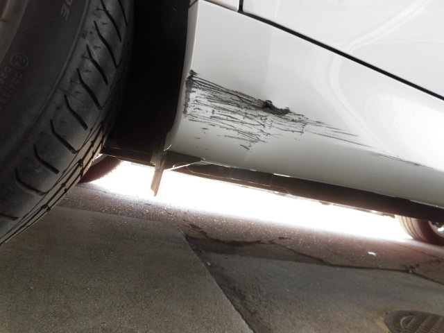 BMWX５の両サイド下の方に付いているサイドスポイラーのスリキズの写真です。